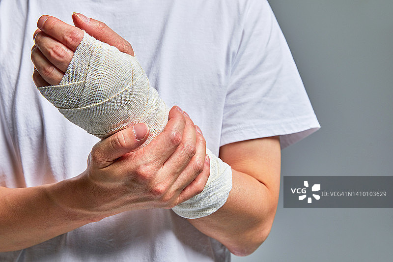 医用整形美容、损伤、伤口、腕管综合征、手腕、手臂、疼痛、韧带、绷带图片素材