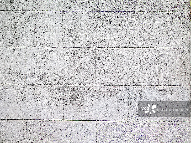 布鲁塞尔白色彩绘风化水泥砌块墙，纹理粗糙图片素材