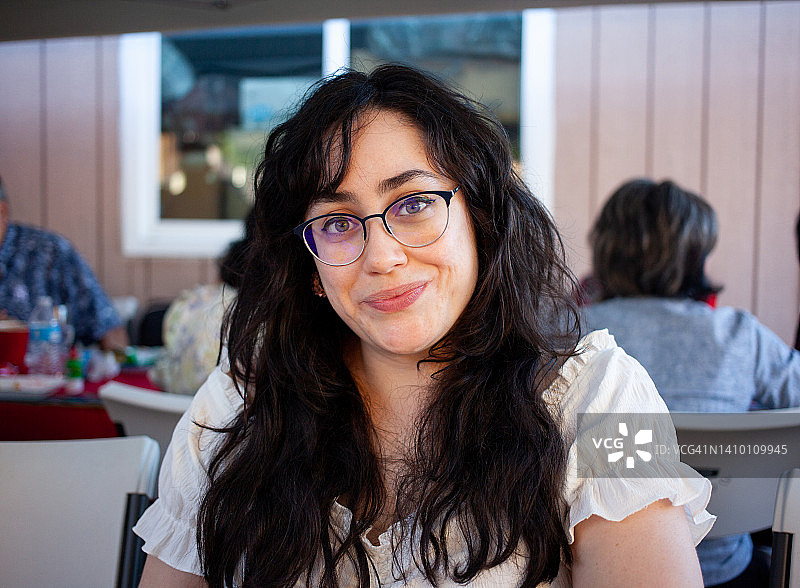 参加家庭聚会的墨西哥女人图片素材