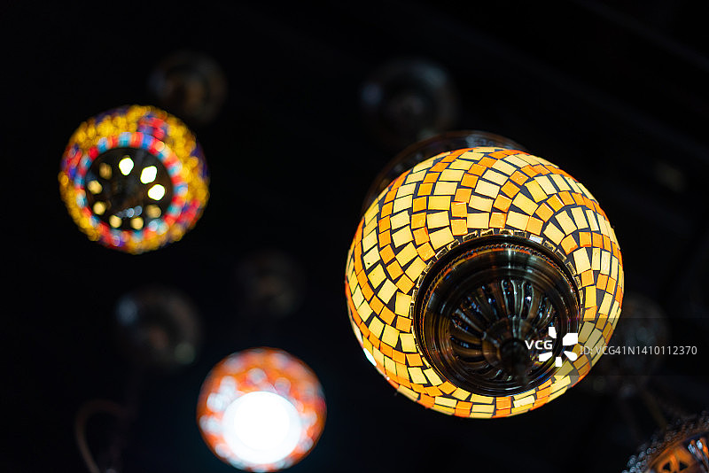 悬挂在屋顶上的彩色灯图片素材