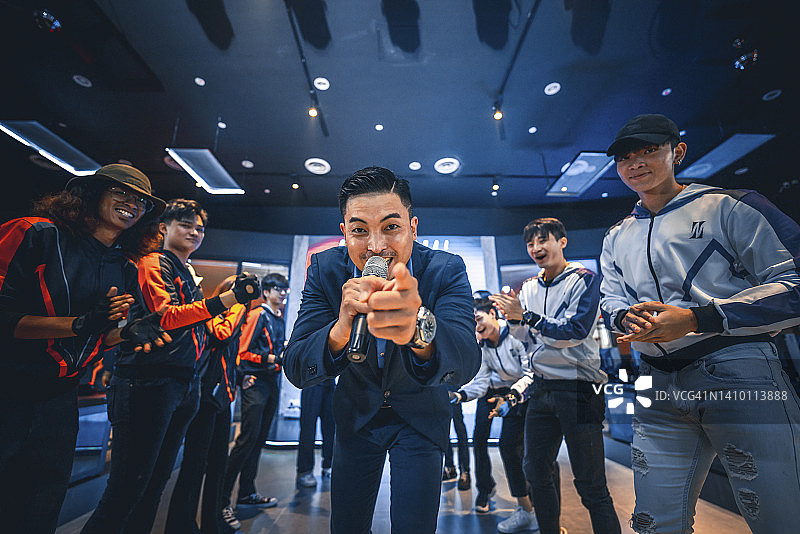 亚洲主持人介绍电竞总决赛队伍图片素材