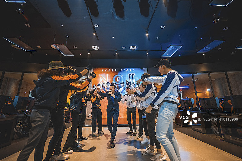 亚洲主持人介绍电竞总决赛队伍图片素材