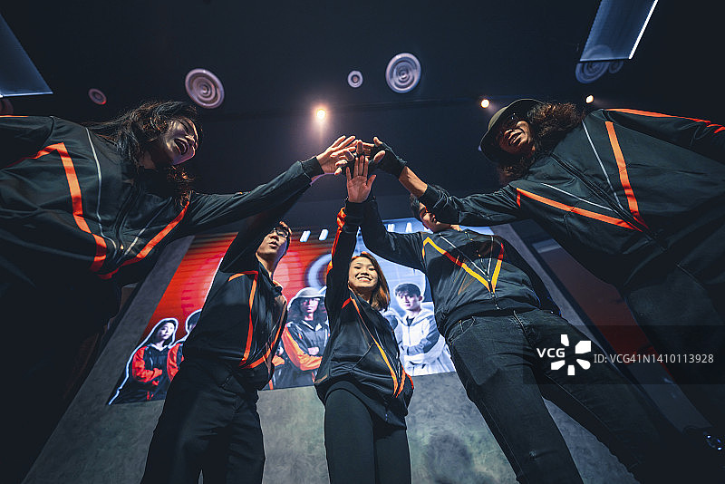 中国籍电竞决赛队伍在舞台前自信合影图片素材