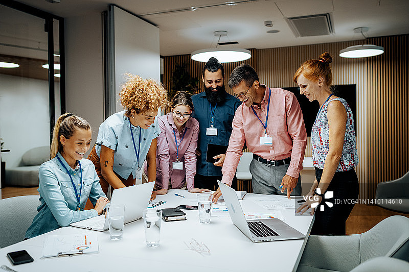 在现代办公室一起工作、讨论财务报表和项目的企业家和商人图片素材