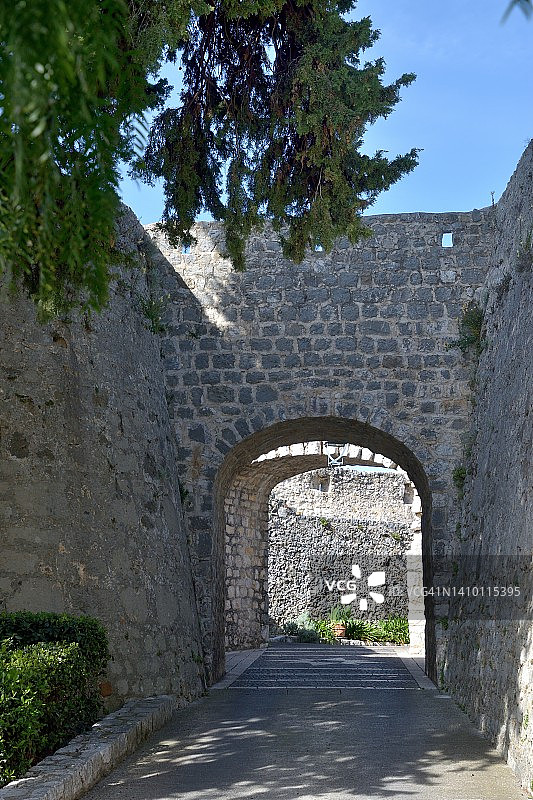 旺斯圣保罗，Hospice广场，拱形通道图片素材