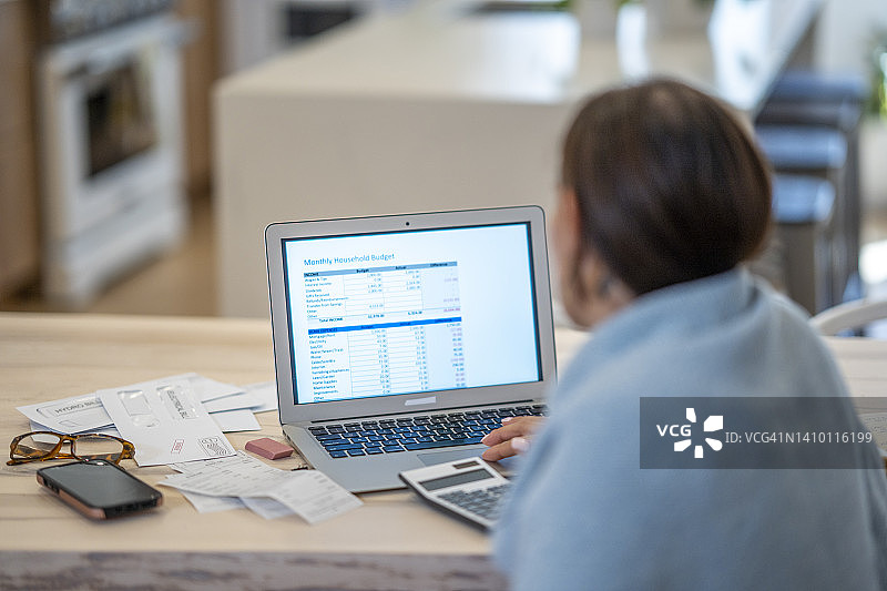 女人在家做预算图片素材