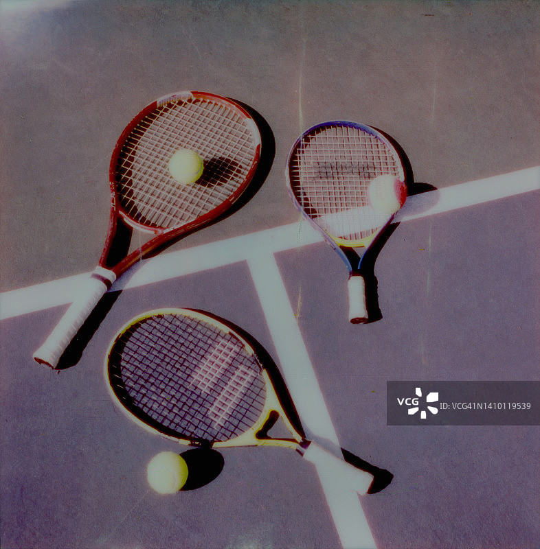球场上三种尺寸的网球拍图片素材