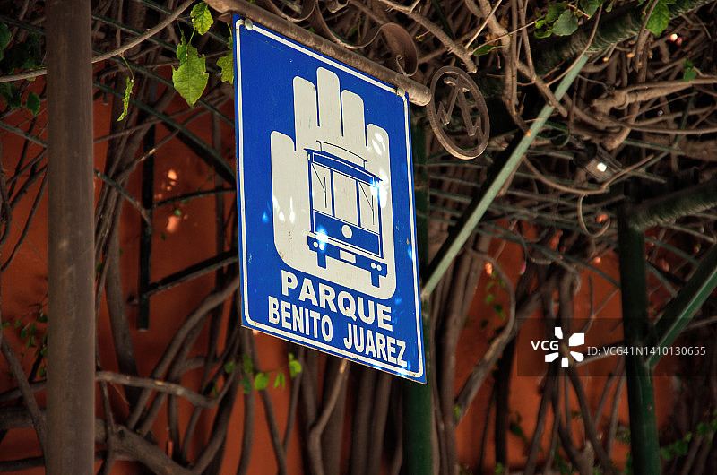 墨西哥瓜纳华托州圣米格尔德阿连德贝尼托·华雷斯公园公交车站牌图片素材