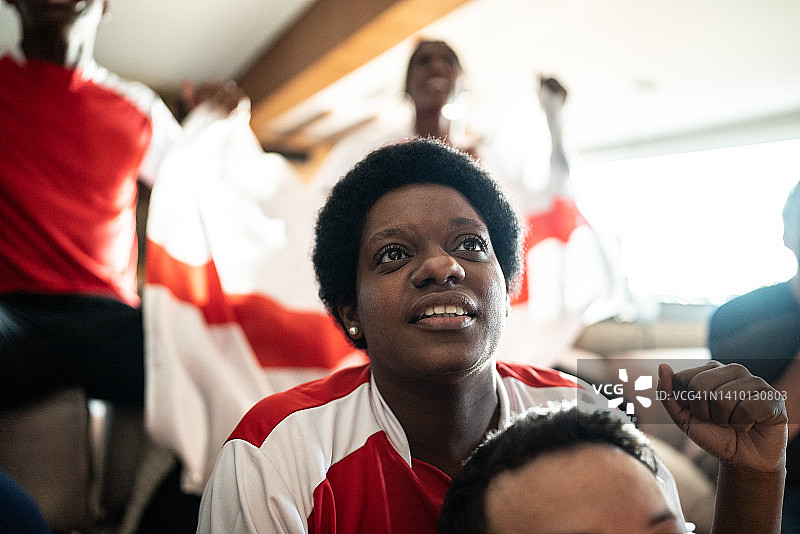 英国球迷在房子里观看体育比赛图片素材