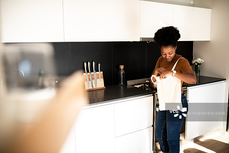 年轻女子从食品店购物归来图片素材