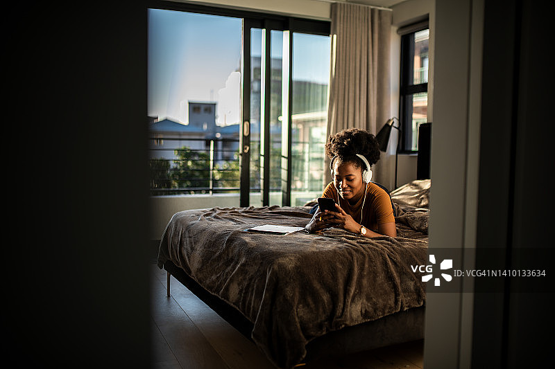 使用手机的年轻女子图片素材