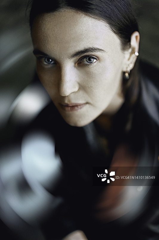 有进取心的年轻女企业家肖像，表情严肃地看着镜头，展望未来创新图片素材