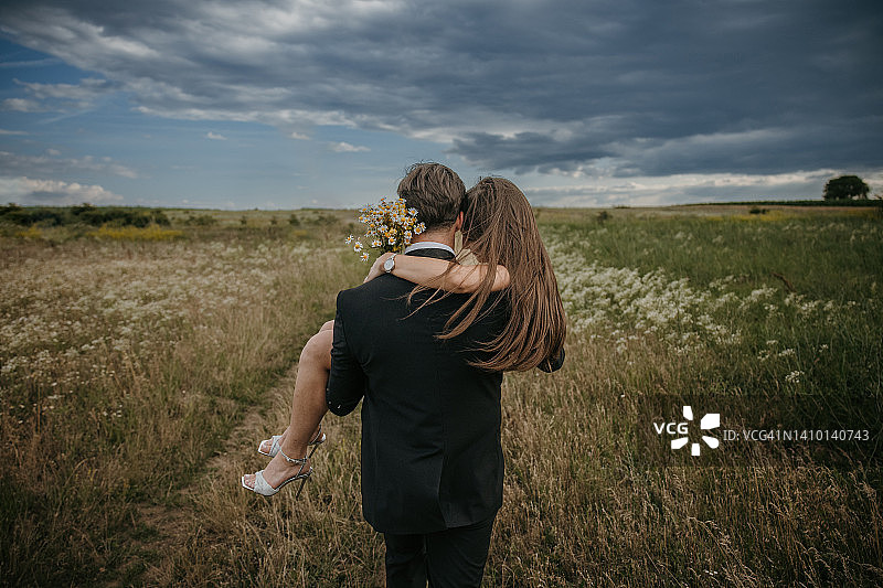 在自然中新婚燕尔图片素材