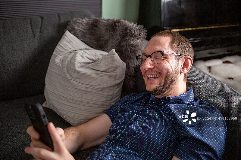 男人用智能手机玩游戏图片素材