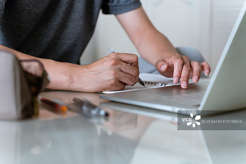 亚洲人在家上网学习图片素材