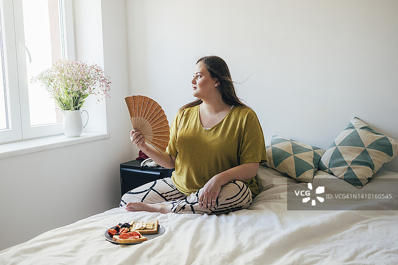透过窗户看风景的女人图片素材