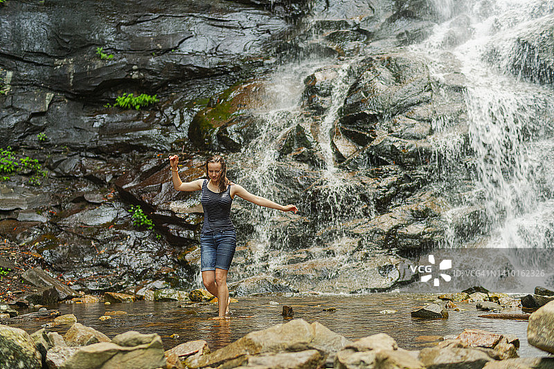少女沿着宾夕法尼亚州吉姆索普的格伦奥诺科瀑布和步道底部行走图片素材