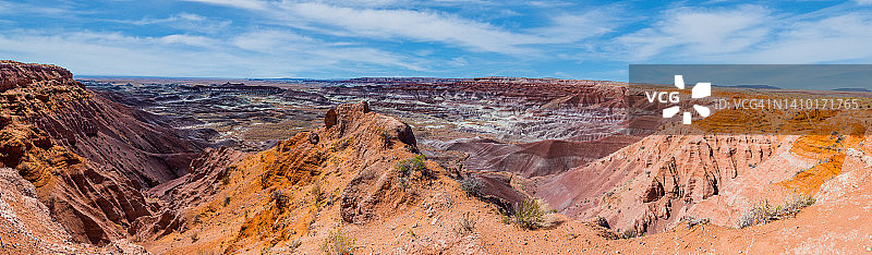 彩绘沙漠中的荒地地貌图片素材