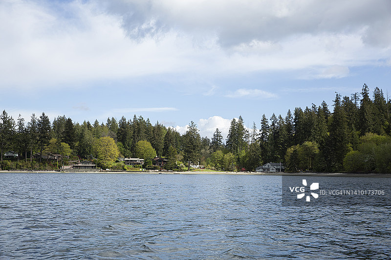 从华盛顿州莱克贝的普吉特海湾卡尔海峡眺望海岸线图片素材
