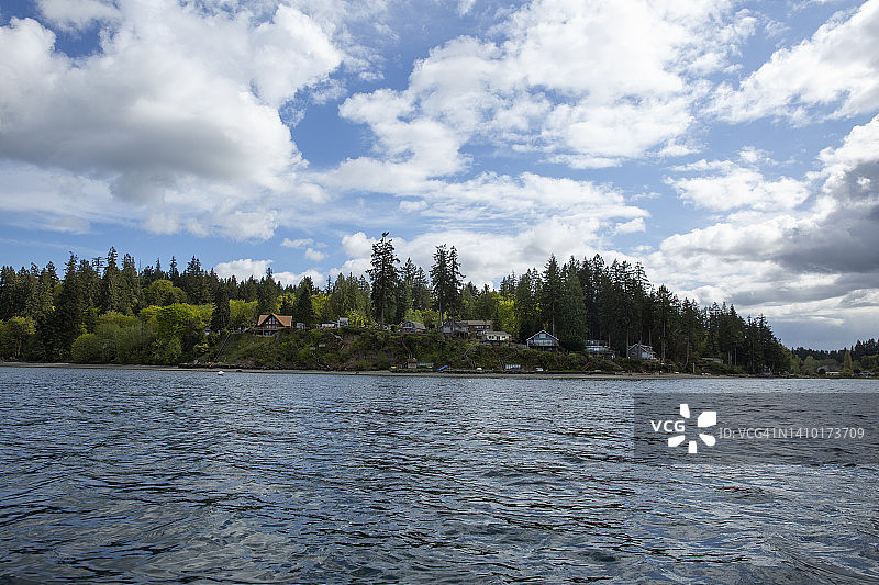 从华盛顿州莱克贝的普吉特海湾卡尔海峡眺望海岸线图片素材