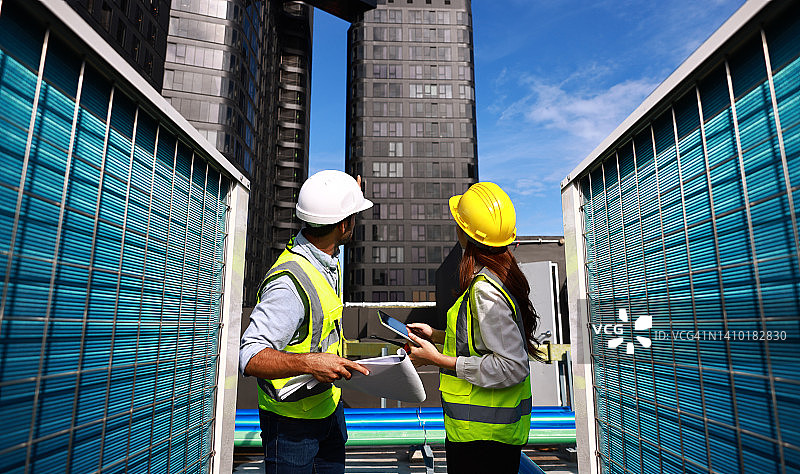 总工程师在建筑工地指导女工程师，工程与商业理念图片素材