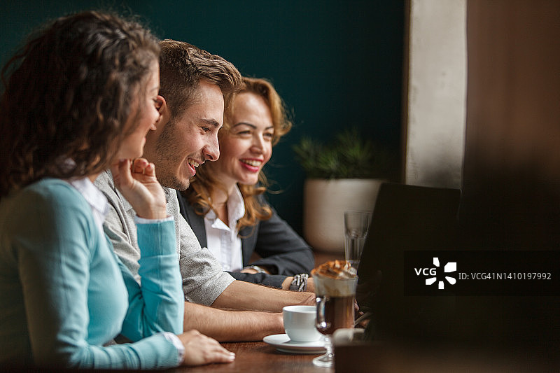 三位商务同事在咖啡店闲聊图片素材