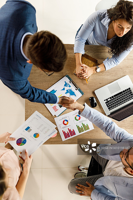 项目会议后握手的两位商人图片素材