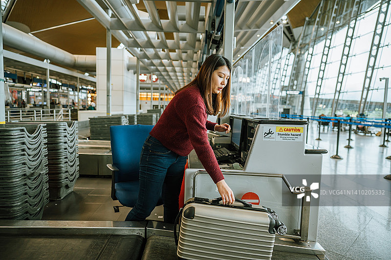 机场办理登机手续柜台的行李重量图片素材