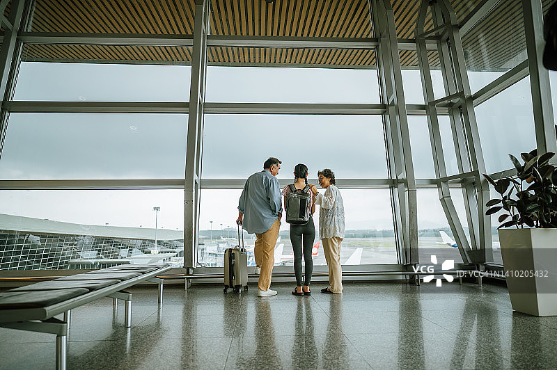 快乐的亚裔中国祖父母和孙女们在机场一起旅行度假图片素材