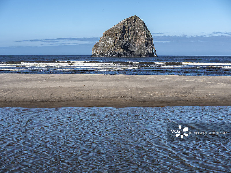 俄勒冈州太平洋城的干草堆岩石图片素材
