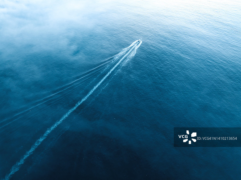 海上航行的游艇图片素材