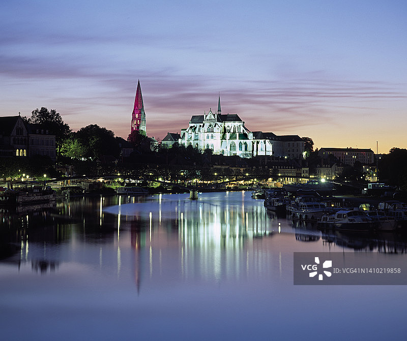 夜幕下的欧塞尔圣日耳曼修道院在约讷河中的倒影图片素材