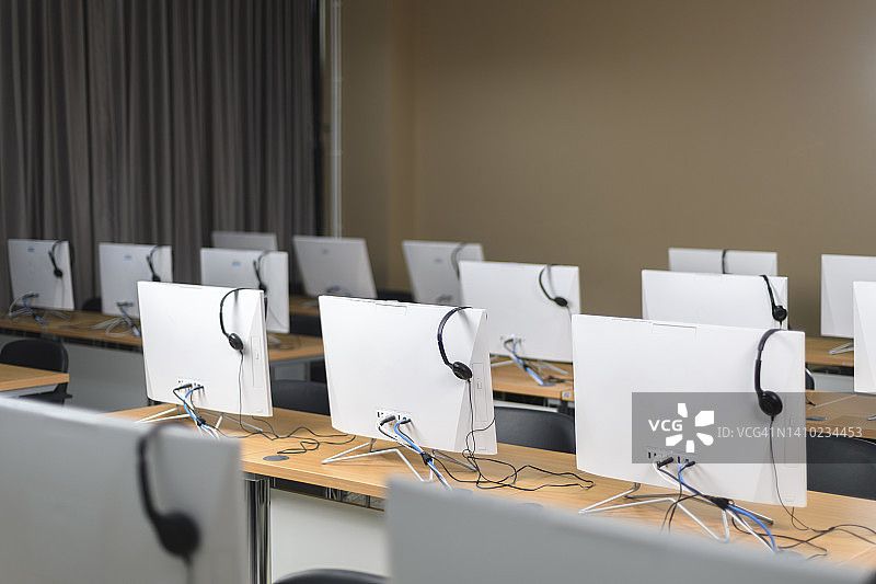 空旷的计算机培训教室图片素材