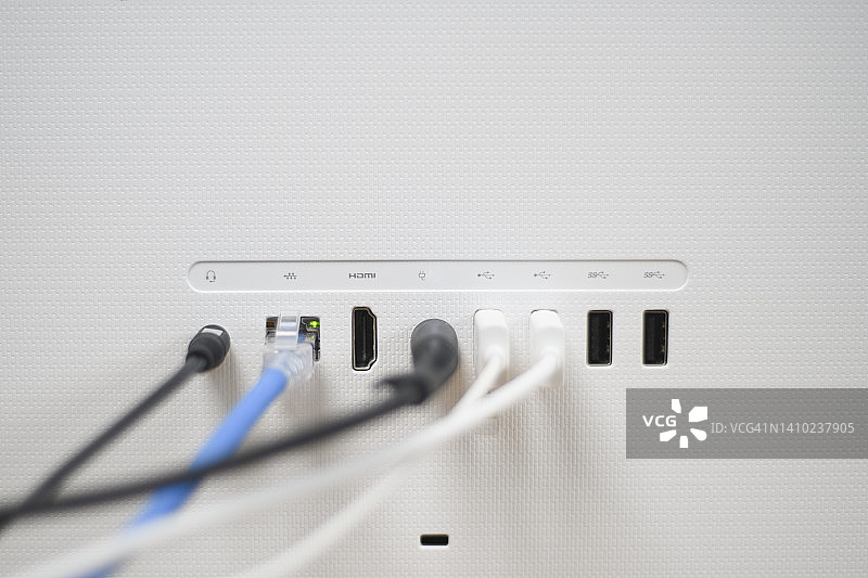 插入USB端口的电脑电缆图片素材