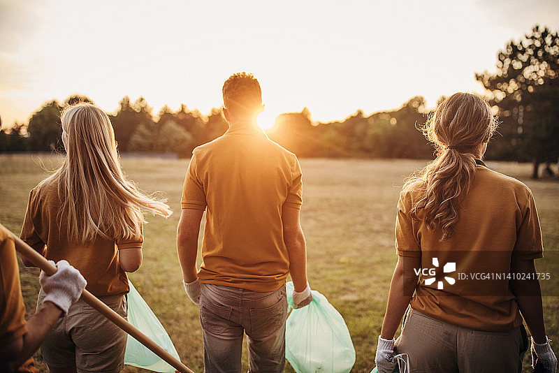 志愿者团队走向清理自然垃圾的地点并讨论策略图片素材