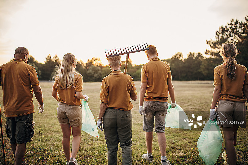 志愿者团队走向清理自然垃圾的地点并讨论策略图片素材