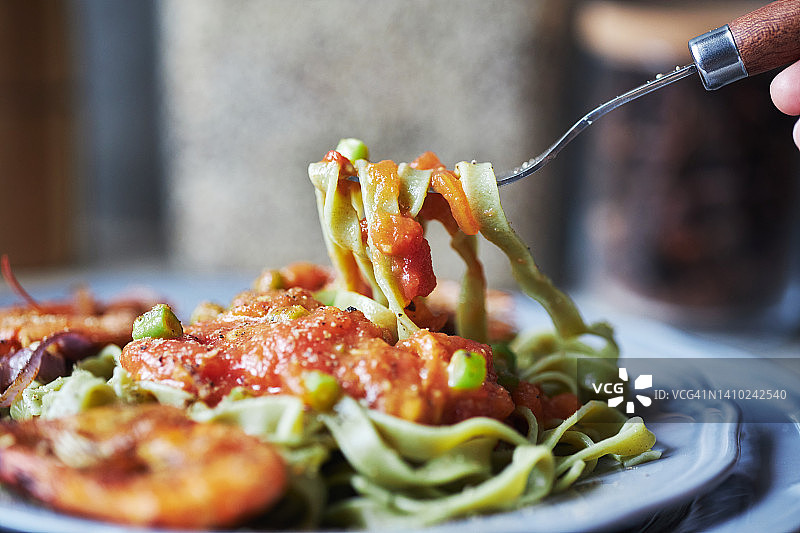 自制菠菜意面配烤虾和番茄酱图片素材