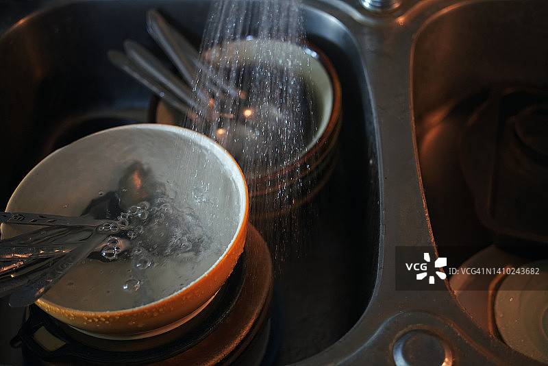 水槽里浸泡着许多碗图片素材