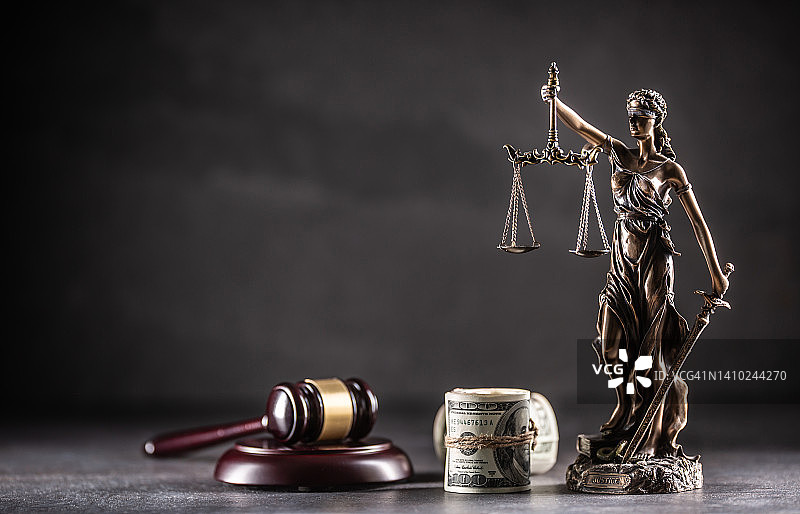 正义女神、美元钞票和法官的木槌，腐败和贿赂的概念图片素材