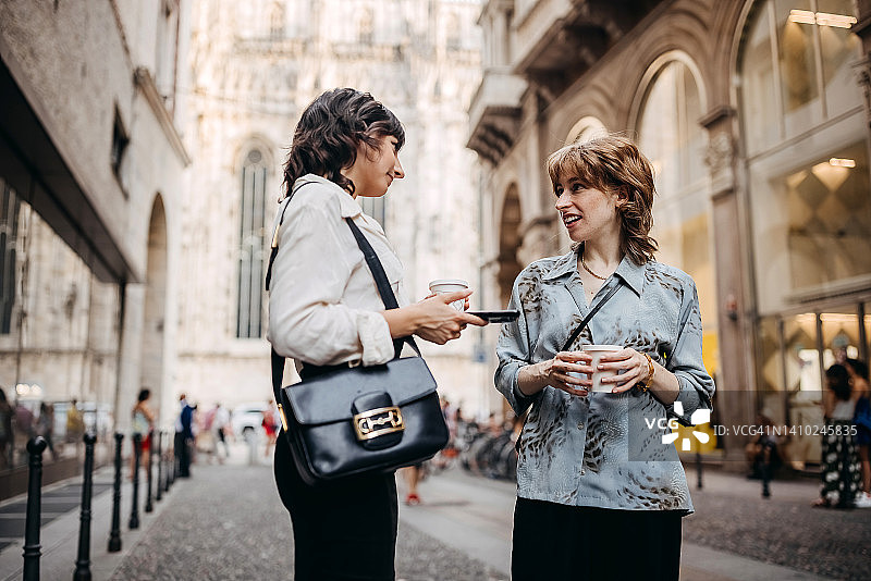 城市中商务休息的两名年轻同事图片素材