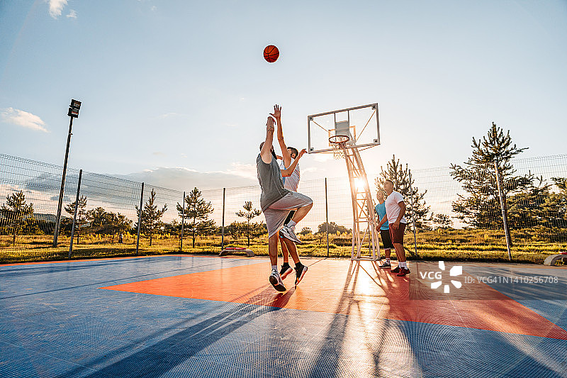 朋友们在户外打篮球图片素材