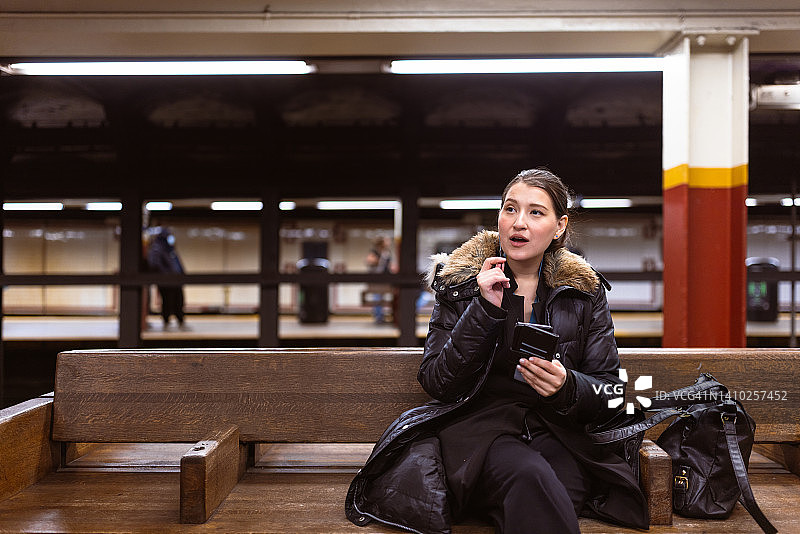 下班后赶火车图片素材