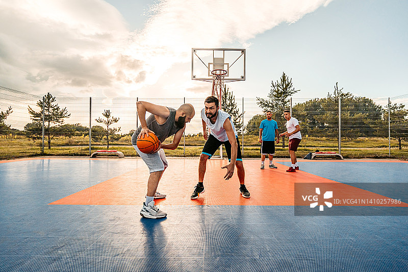 朋友们在户外打篮球图片素材