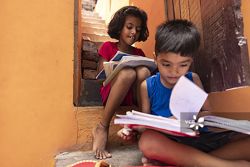 男孩和女孩在家学习图片素材