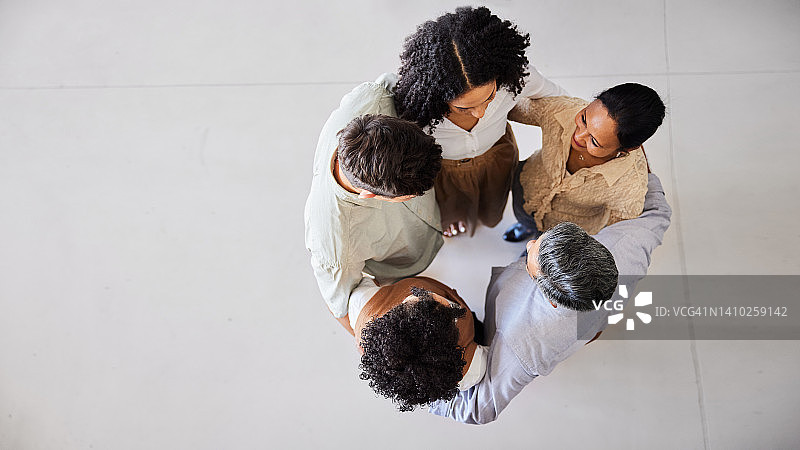 商务人士手挽手围成一圈图片素材