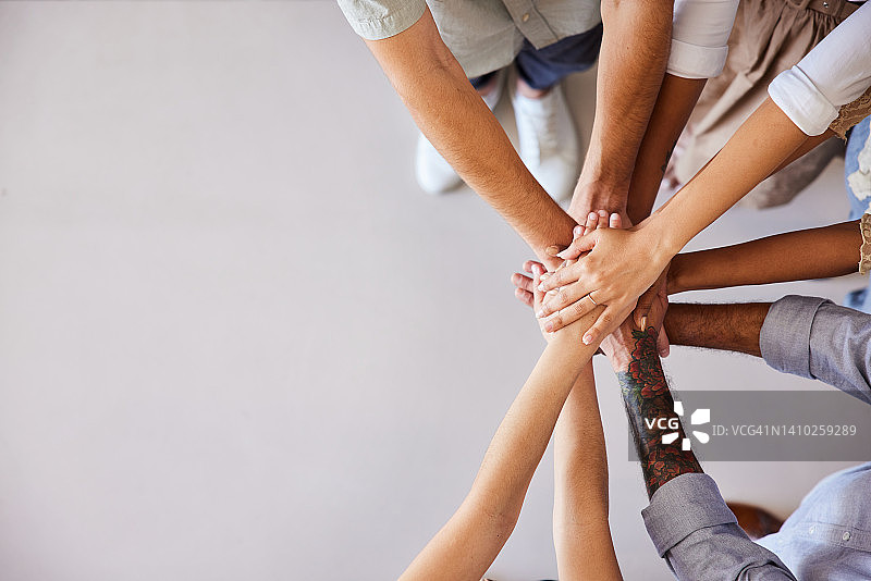 手叠在一起的商务人士图片素材