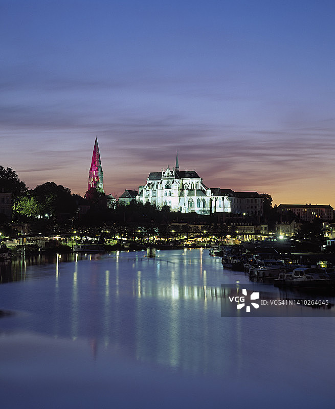 夜幕下的欧塞尔圣日耳曼修道院在约讷河中的倒影图片素材