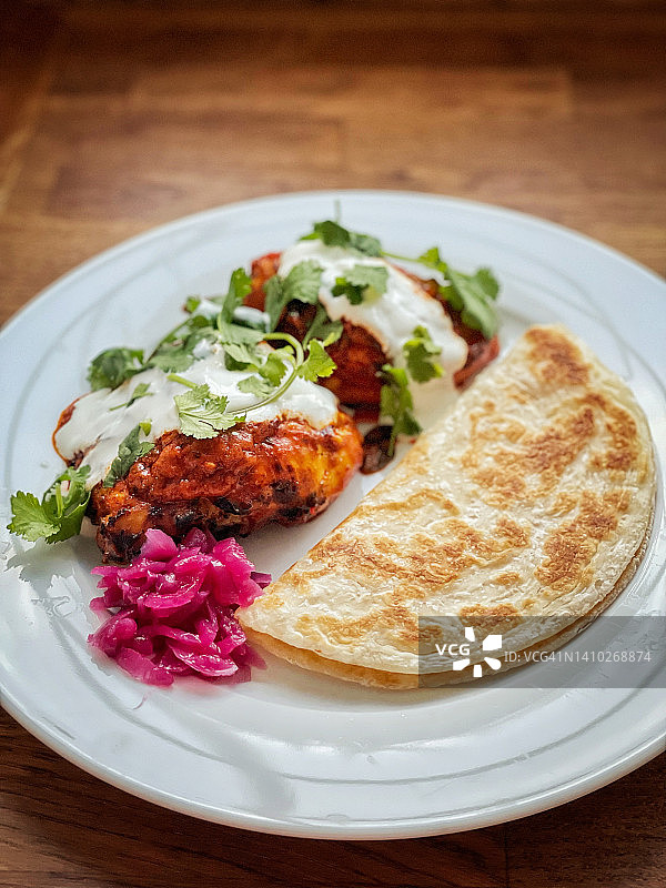 唐杜里烤鸡配印度 रोटी、腌红洋葱、奶油酸奶和新鲜香菜图片素材