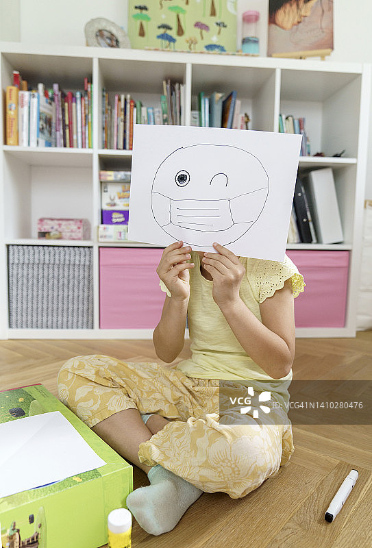 女孩在家拿着带有表情符号的纸图片素材