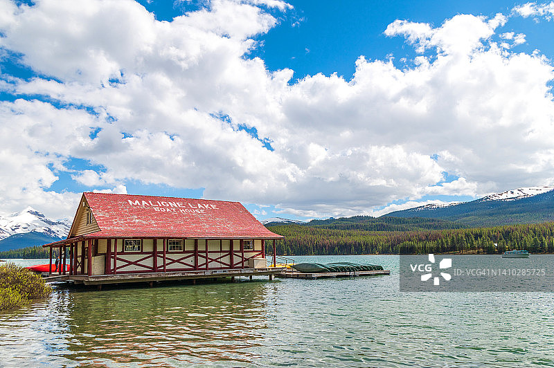 加拿大艾伯塔省玛琳湖历史悠久的船屋图片素材